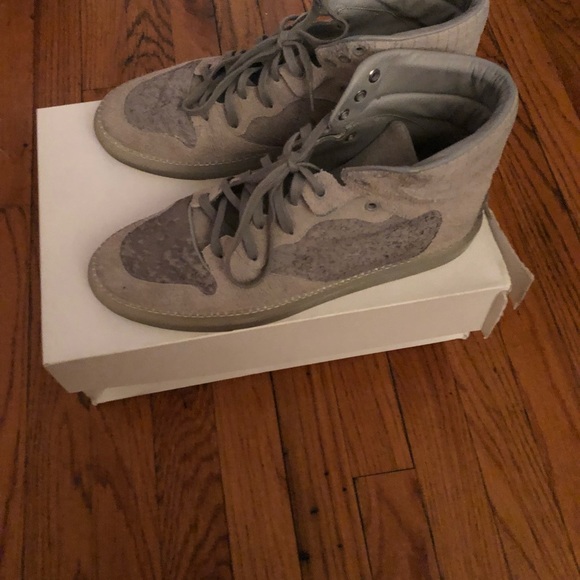 Men’s Sneaker - Picture 3 of 4